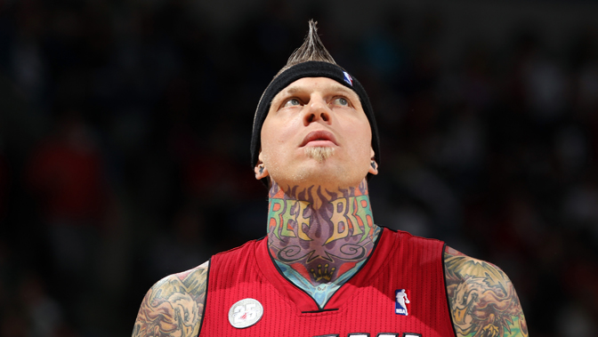 曼联后防频现漏洞遭球迷质疑（曼联防线屡现破绽，惹球迷不满）