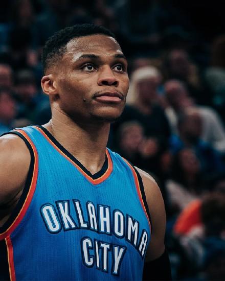 不在状态！爱德华兹半场14中3拿到14分 三分7中1（爱德华兹状态低迷：半场14投仅中3拿14分，三分7投仅1中）