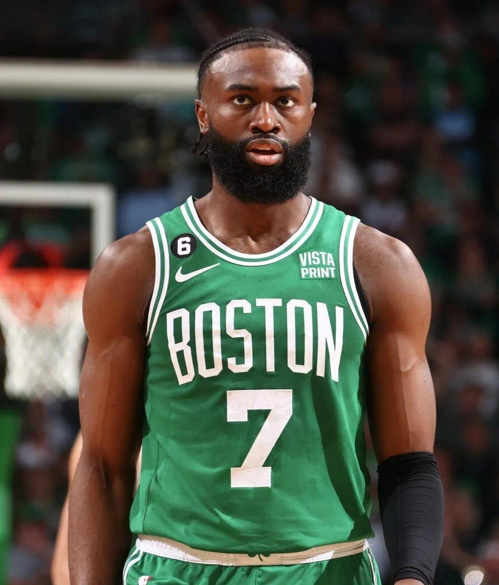 战神卡归来！伦纳德近3战场均32+9，连续8场36罚全中（小卡王者归来！伦纳德近三战场均32分9板，连续8场罚球36中36）