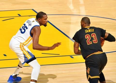 遗憾无比，爱德华兹砍44分6板3助3断+三分绝平，加时惨遭2T驱逐（爱德华兹轰44分6板3助3断＋压哨三分追平，加时却连吃2T被驱逐）