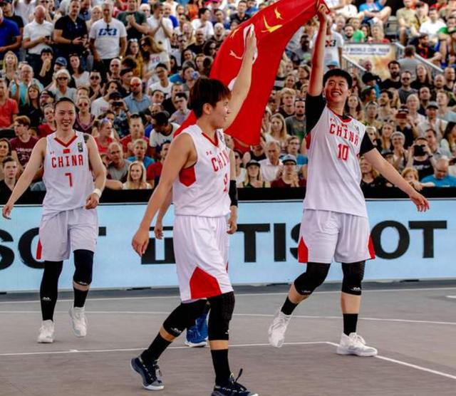 六台嘉宾：阿隆索输曼城就下课，皇马还没官宣是担心欧冠惨败（六台评论：若输曼城阿隆索恐遭下课，皇马迟未官宣因忧欧冠惨败）