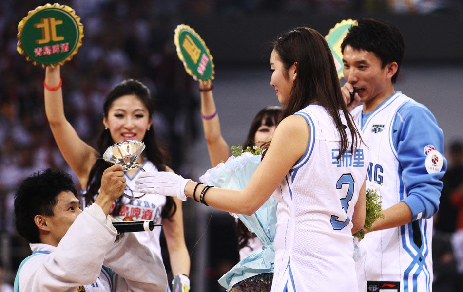 阿森纳3-1拜仁，廷贝尔、马杜埃凯、马丁内利破门，诺伊尔送礼（阿森纳3-1力擒拜仁：廷贝尔、马杜埃凯、马丁内利建功，诺伊尔失误送礼）