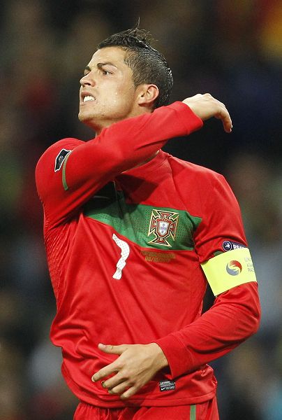 2025年度德甲积分榜：拜仁34场仅1负遥遥领先，勒沃库森第二（2025德甲积分榜：拜仁34战仅负一场领跑，勒沃库森位居次席）