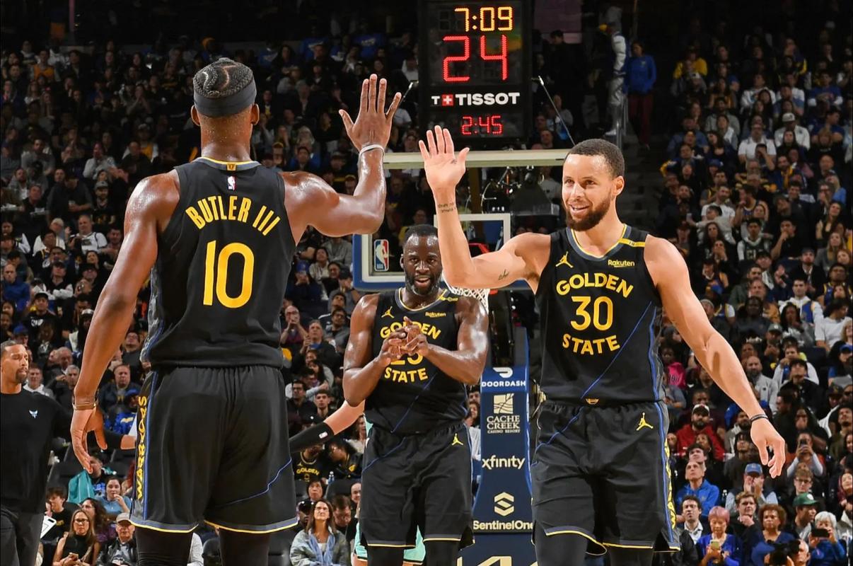 亚冠战报：蓉城惊艳逼平神户，海港晋级战在即（亚冠快讯：蓉城精彩战平神户，海港晋级关键战将至）