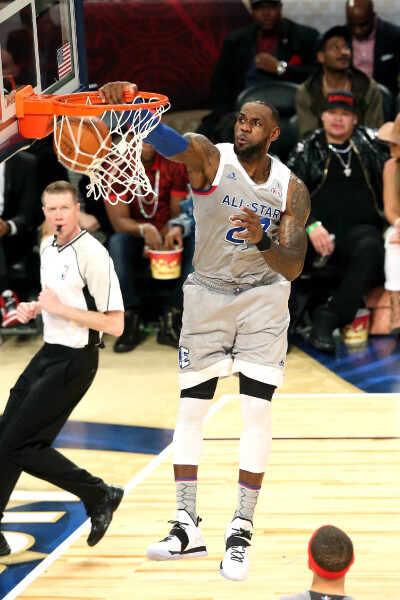 埃斯特旺经纪人：我们连续4年和巴萨谈转会，但对方财政困难（埃斯特旺经纪人：与巴萨四年洽谈转会受阻，因其财务吃紧）