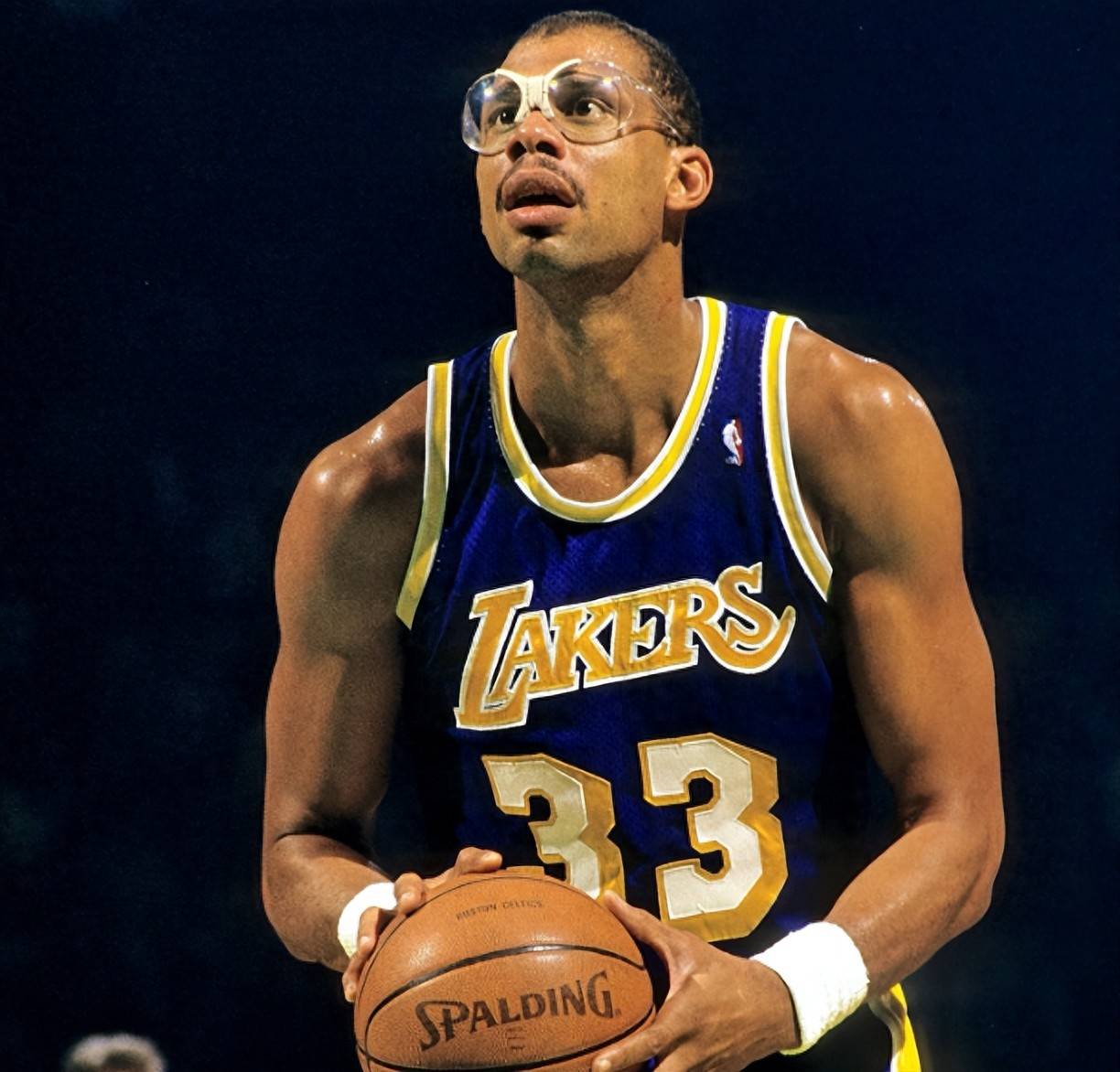 前15轮德甲凯恩6次当选全场最佳，比其他球员至少多3次（德甲前15轮，凯恩6次当选全场最佳，领先其余球员至少3次）