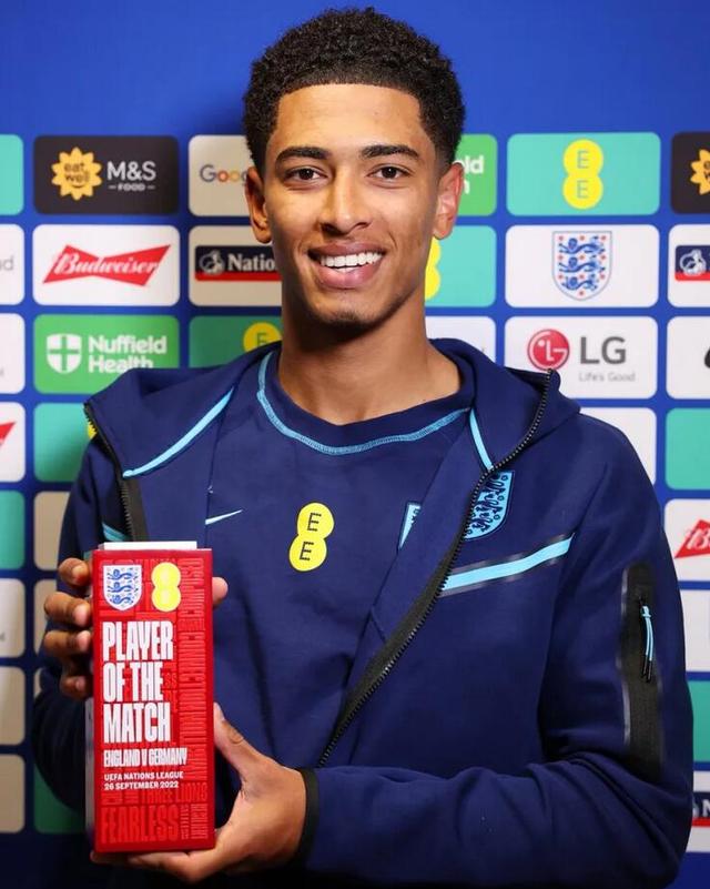 意大利杯八强已定六席！最后两战暗藏玄机：罗马怕重蹈覆辙？科莫黑马归来？（意大利杯八强锁定六席！末两战悬念迭起：罗马会重蹈覆辙？科莫黑马再现？）