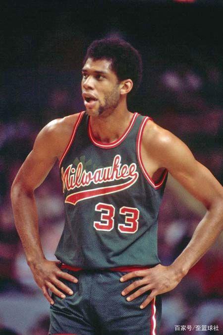 埃奇库姆上半场表现抢眼，高效得分助球队领先（埃奇库姆上半场火热手感，高效得分助队取得领先）