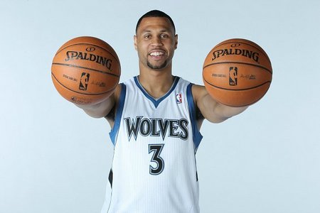 西甲16轮比赛精彩纷呈，多队争夺保级名额，各队表现起伏，悬念迭起。（西甲第16轮群雄逐鹿：保级混战白热化，球队状态起伏不定，悬念丛生）