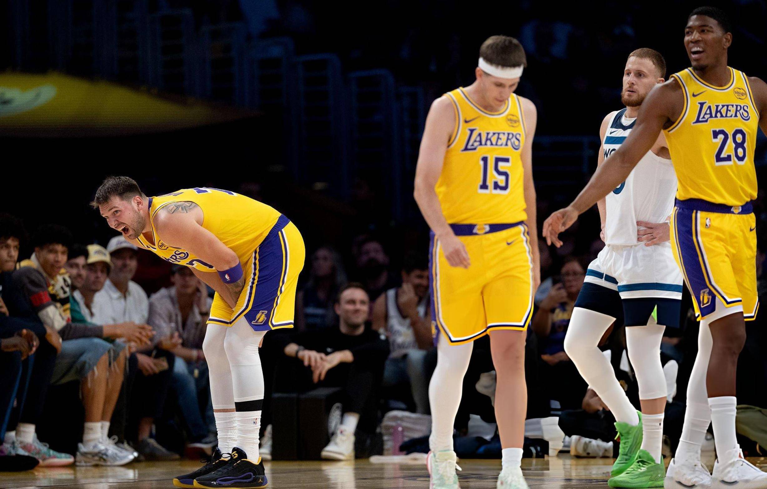 开场前8投全丢！马刺迅速回暖半场轰下77分创赛季新高（开局8投皆失，马刺迅速反弹半场砍下77分刷新赛季纪录）